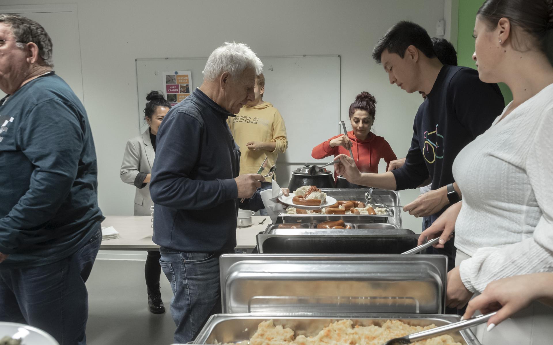 Asielzoekers Viktor (Rusland) en Haidar (Syrië) koken Hollandse pot